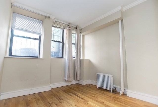 118 E 4th St - Photo 3 of 4