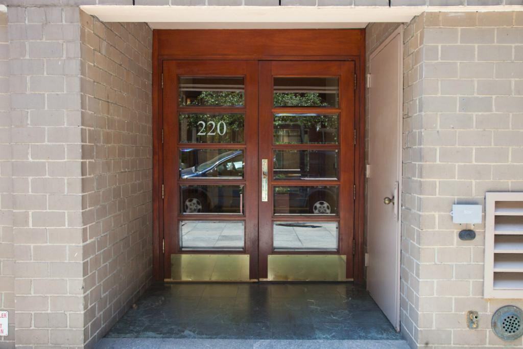 220 E 24th St