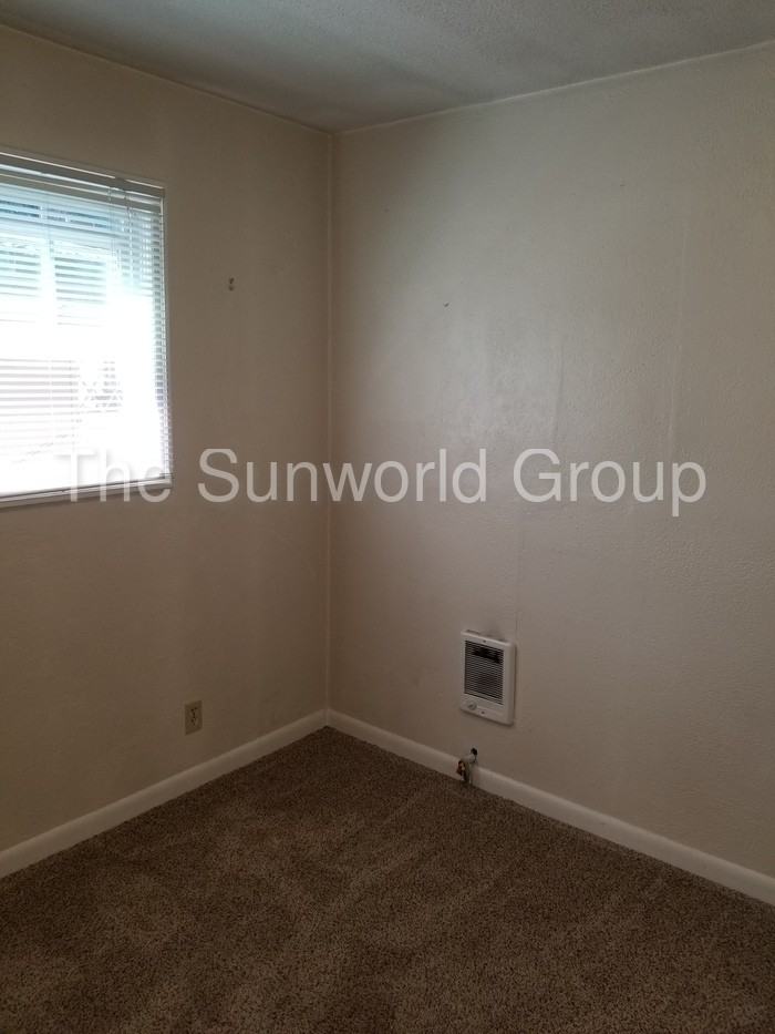 3052 Hemlock St - Photo 2 of 6