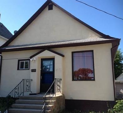Burrows Ave Winnipeg Mb 2 Bedroom House For Rent For 1 095 Month Zumper