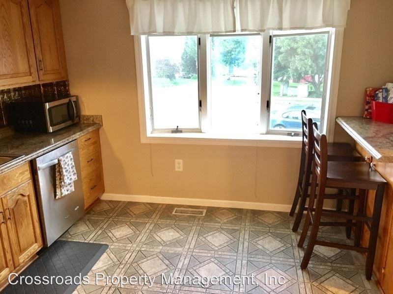 202 Poplar Dr - Photo 2 of 13