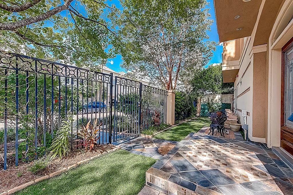 2230 Mimosa Dr - Photo 3 of 32