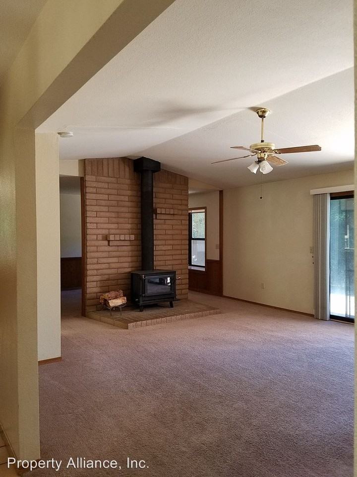 2972 Windsor Ct - Photo 2 of 9