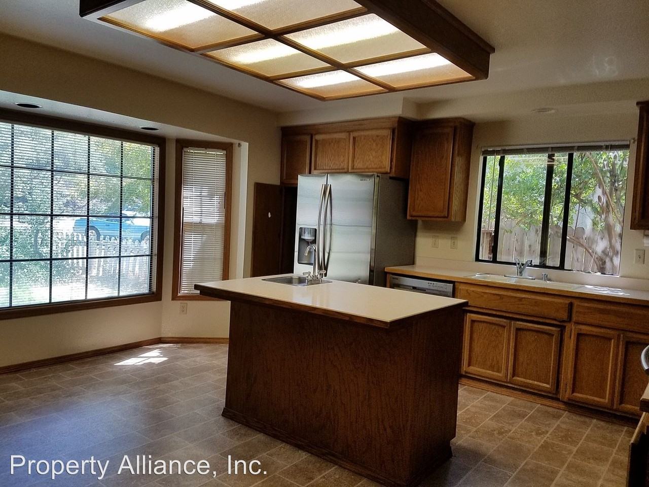 2972 Windsor Ct - Photo 3 of 9