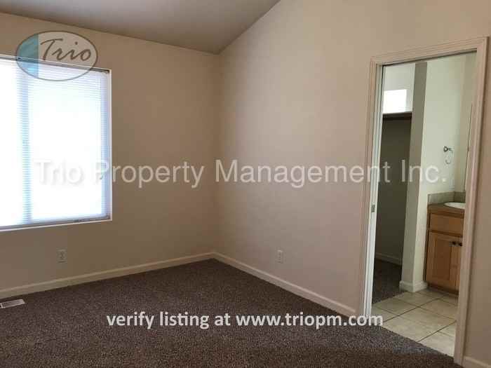 1014 Yew St - Photo 2 of 8