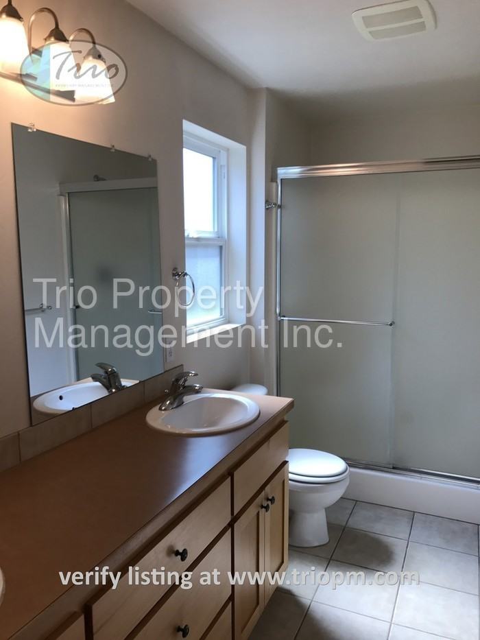 1014 Yew St - Photo 3 of 8