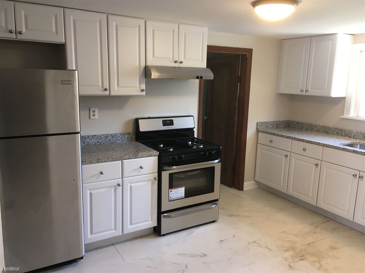 915 40th St - Photo 2 of 5