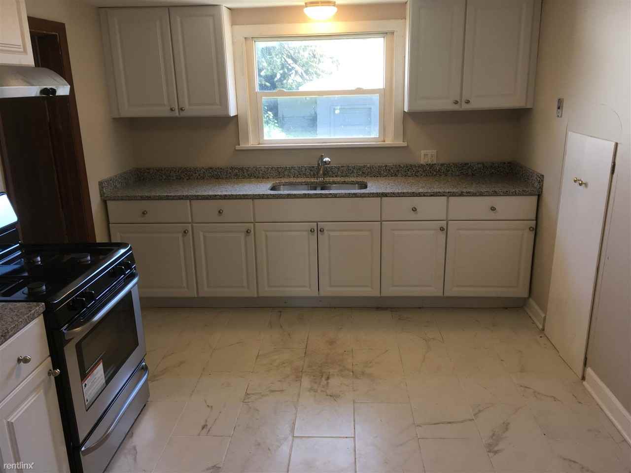 915 40th St - Photo 3 of 5