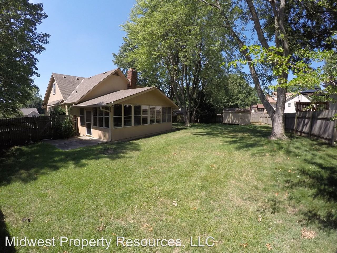 901 NW Chestnut Cir - Photo 2 of 9