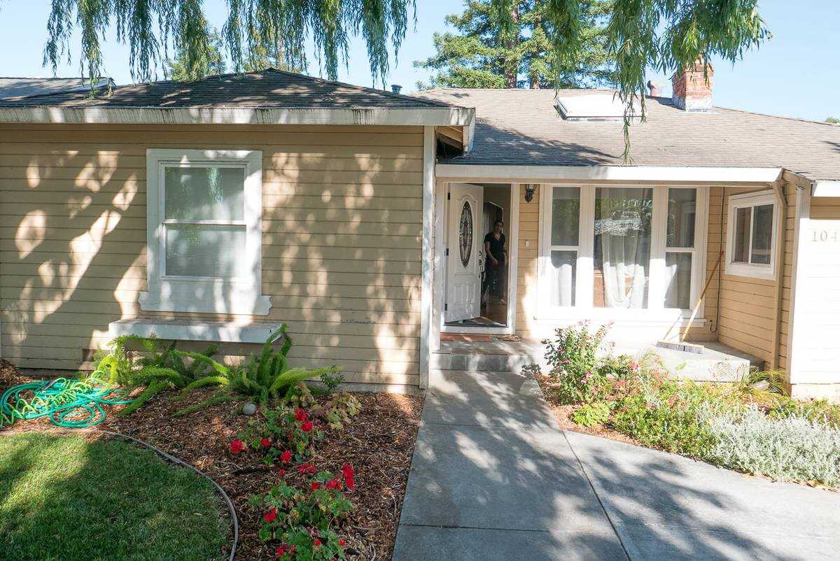 1043 10th Ave - Photo 3 of 12