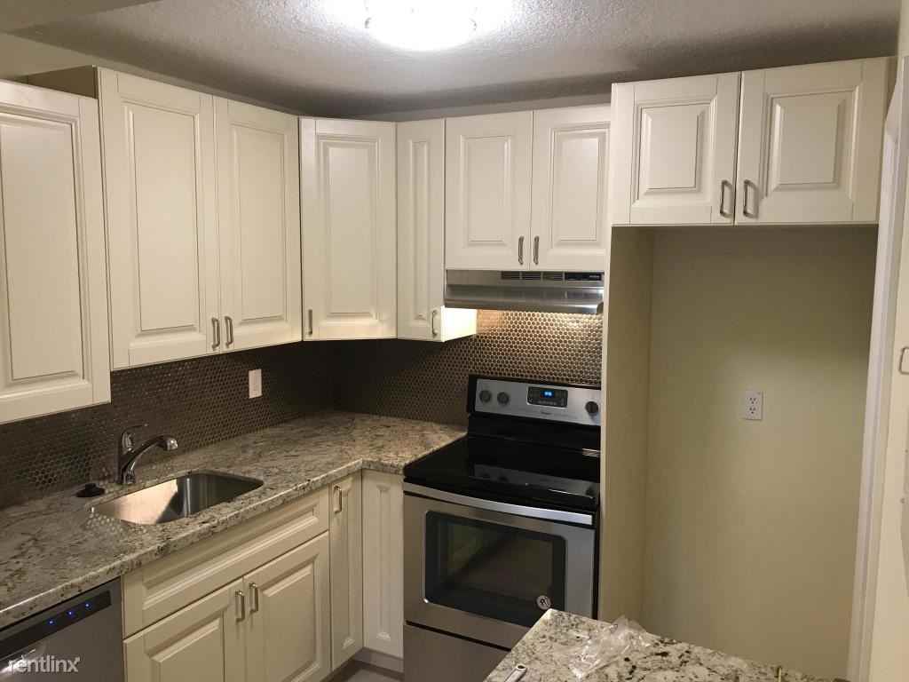 626 NW 13th St - Photo 3 of 10