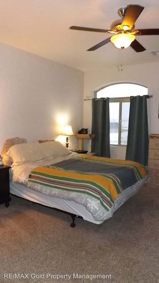 584 Palace Pkwy - Photo 2 of 11