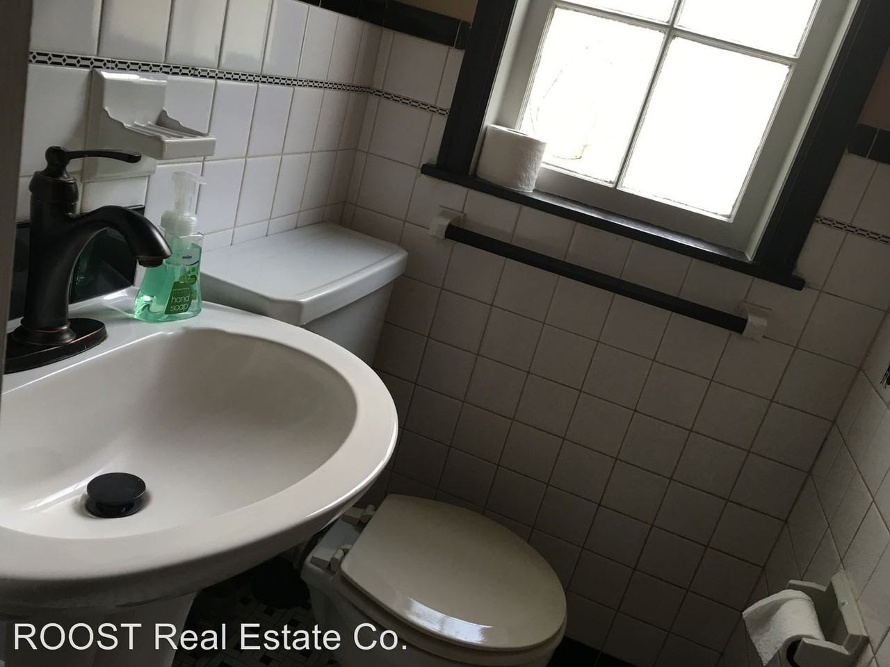 1711 Crestview Dr - Photo 3 of 17