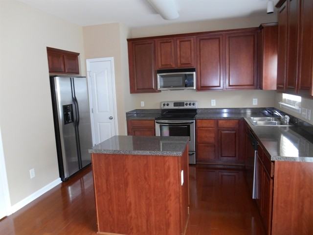 887 Jennifer Ln - Photo 2 of 11