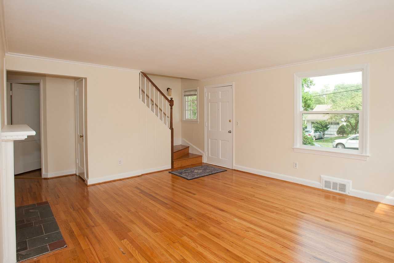 65 Woodcrest Cir - Photo 2 of 10
