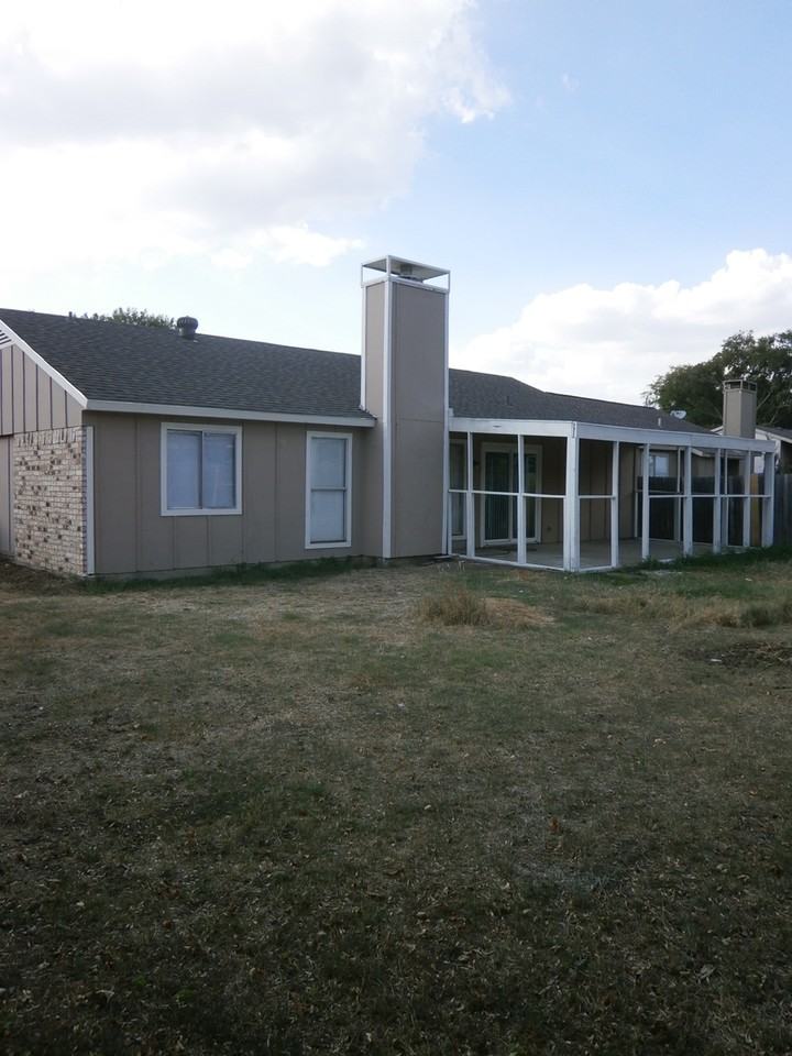 7921 Rockdale Rd - Photo 2 of 10