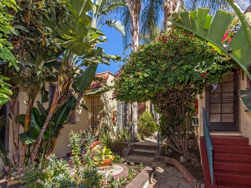 1392 1/2 Edgecliffe Dr - Photo 3 of 30