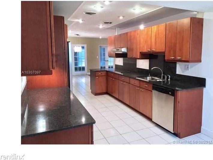 202 SW 59th Ave - Photo 3 of 10