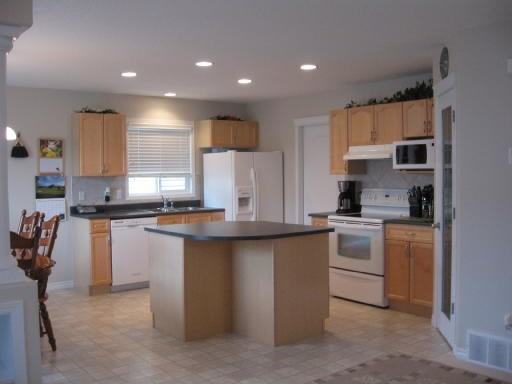 403 85 St SW - Photo 2 of 11