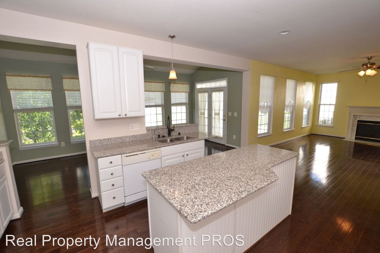 18024 Densworth Mews - Photo 3 of 31