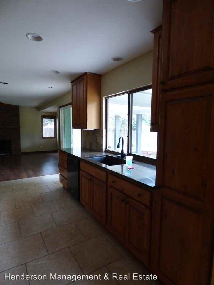 1806 Essex Dr - Photo 3 of 26