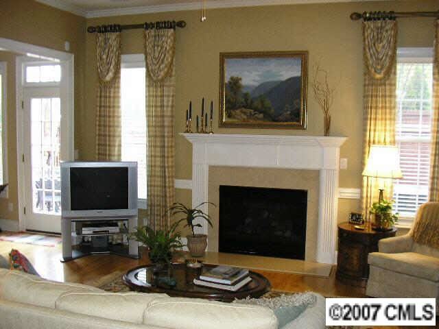 7547 Bluestar Ln - Photo 3 of 11