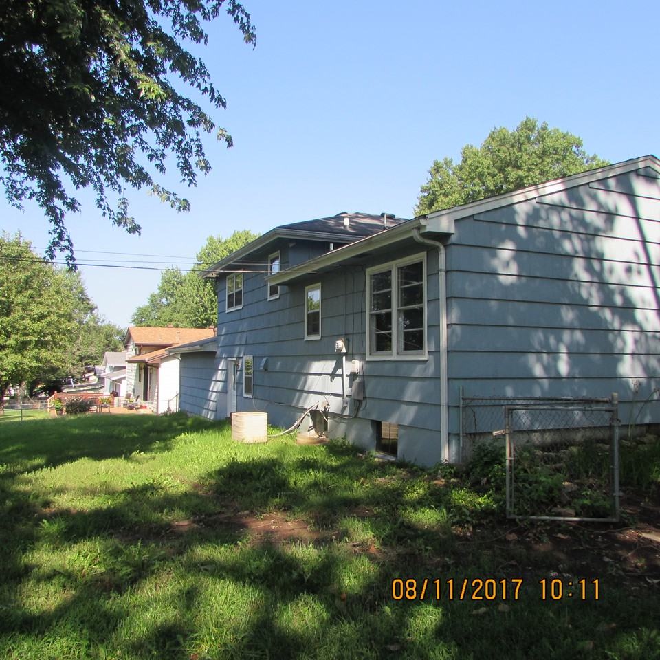 4511 NE 49th St - Photo 2 of 12