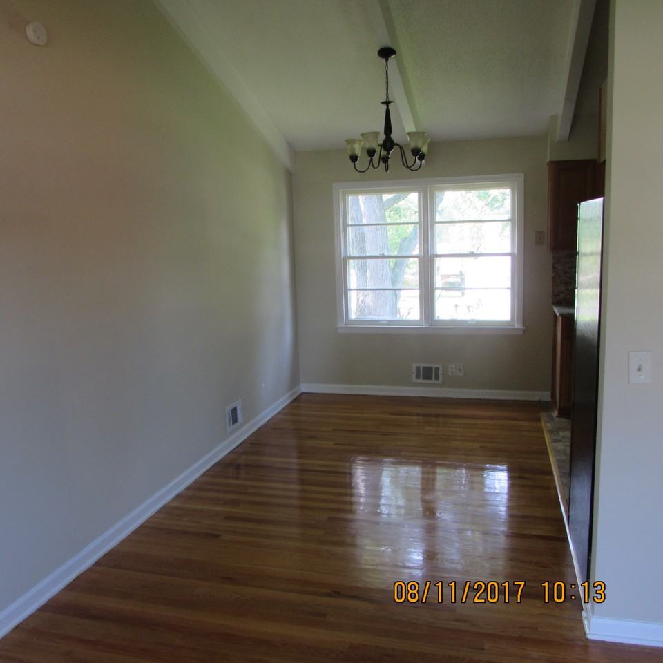 4511 NE 49th St - Photo 3 of 12