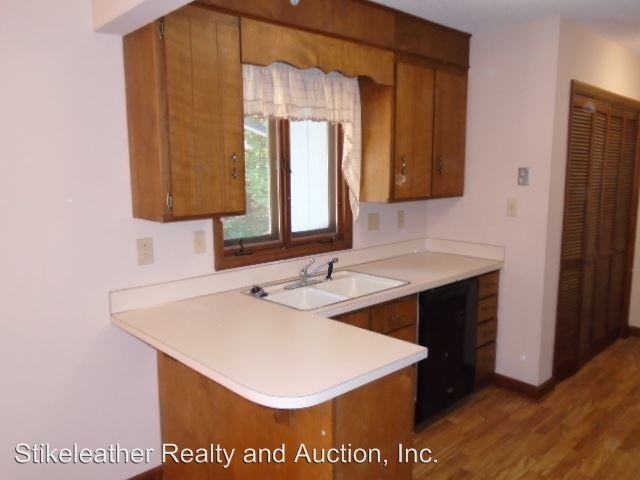 929 Oakridge Dr - Photo 3 of 15