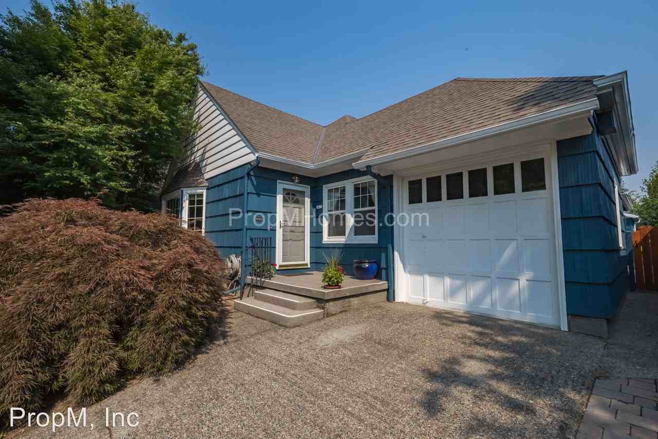 2815 SE Market St - Photo 2 of 32