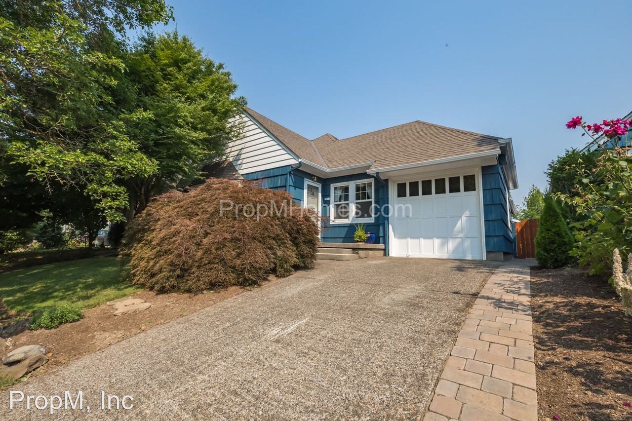 2815 SE Market St - Photo 3 of 32