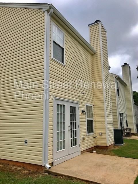 815 Lakeside Cir - Photo 3 of 18