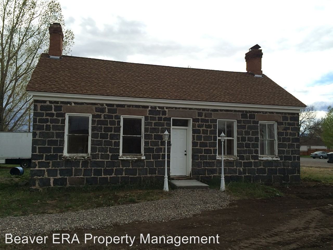 495 N 200 W St - Photo 2 of 17