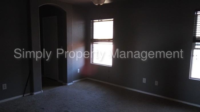 1103 E Grove St - Photo 3 of 18