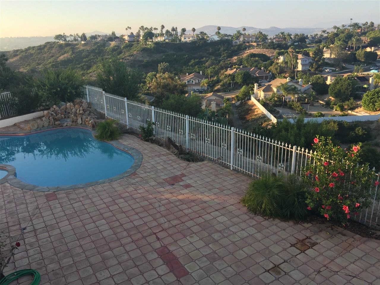 305 Crestview Dr - Photo 2 of 10