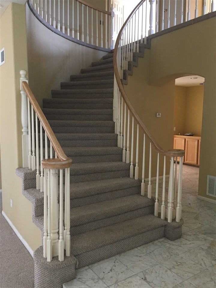 305 Crestview Dr - Photo 3 of 10