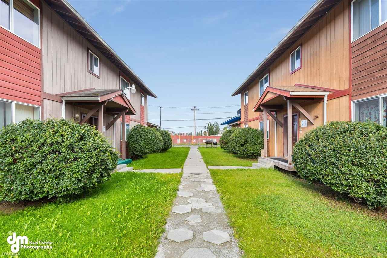 140 N Flower St - Photo 3 of 26