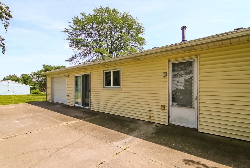 24245 Uppingham Rd - Photo 2 of 29