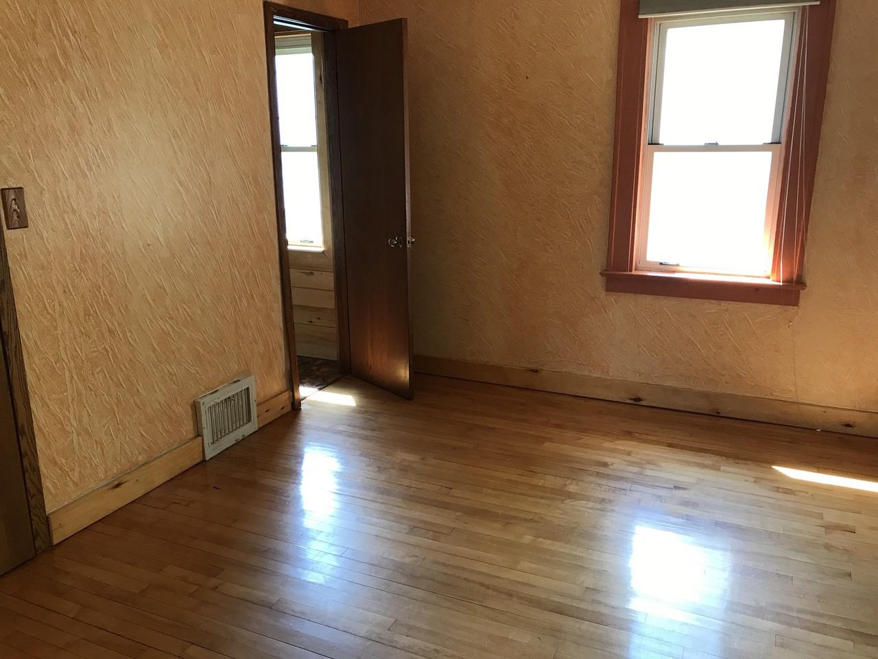 1124 99th Ave W - Photo 2 of 6