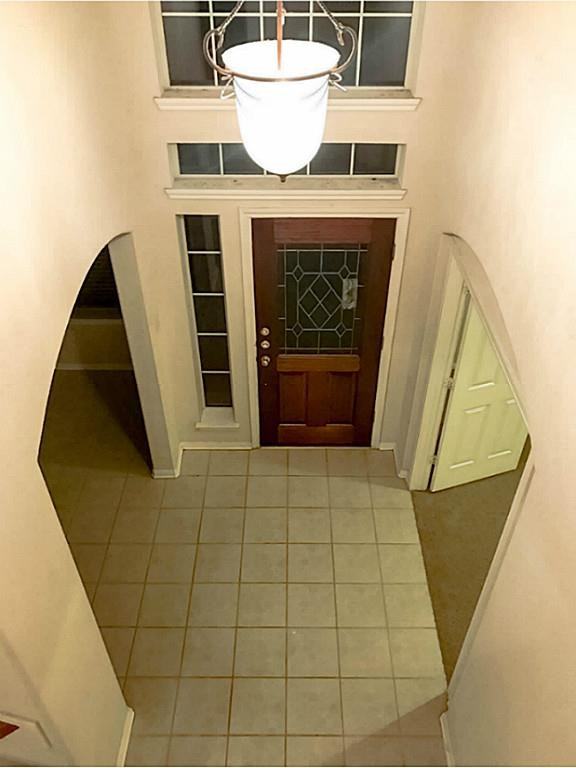 999 Ash Pointe - Photo 2 of 16