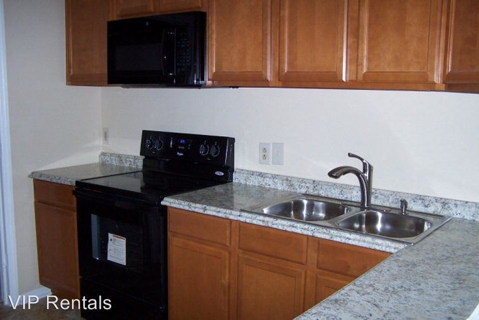 107 Railroad St - Photo 3 of 17