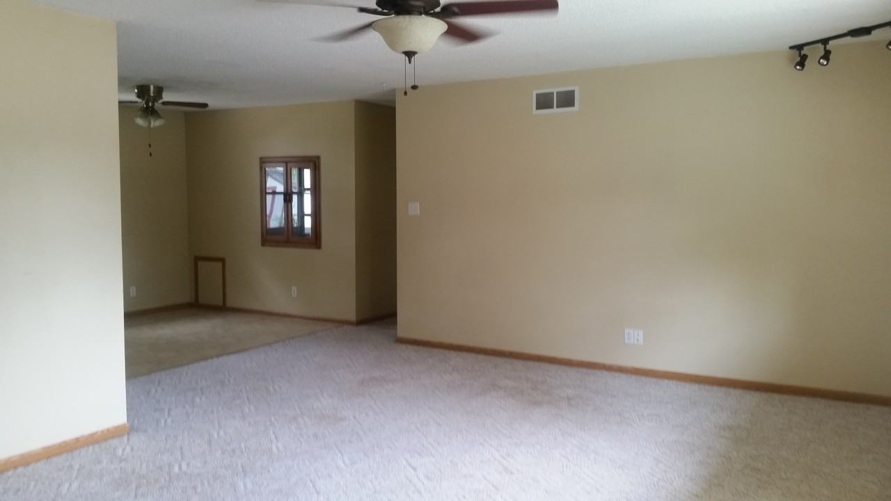 602 W 7th St - Photo 2 of 16