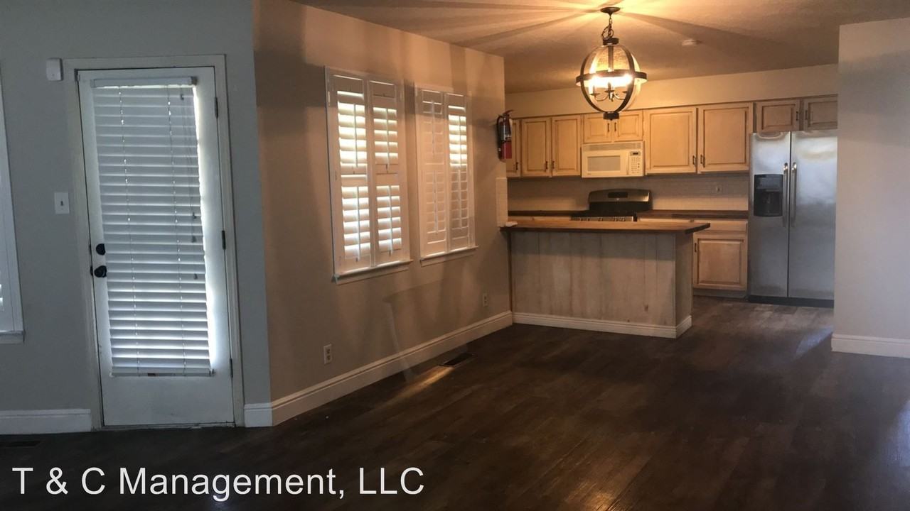 1117 Roma Ave NE - Photo 3 of 10