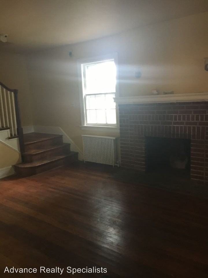 1014 Fourqurean Ln - Photo 3 of 5