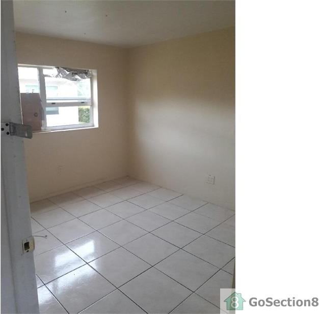 2550 NW 8th St #4 - Photo 3 of 9