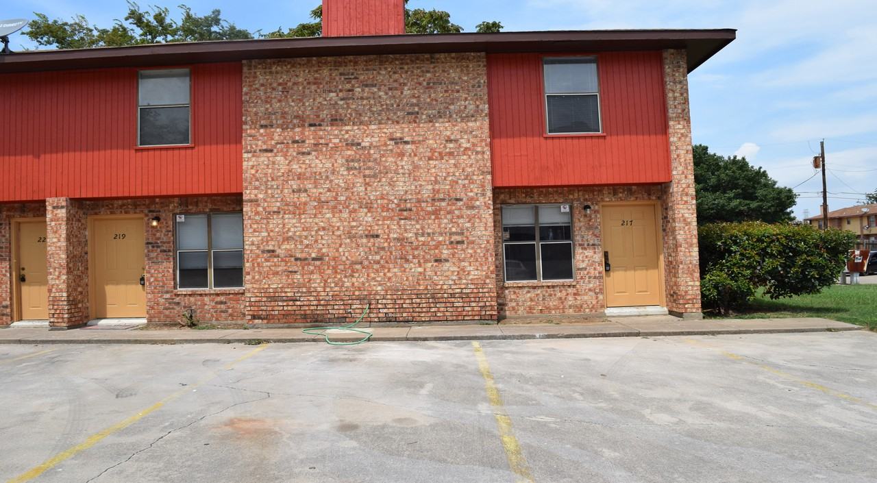 219 Shrum Ct - Photo 2 of 15