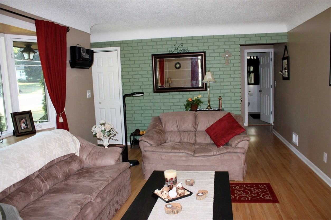 2600 31st Ave NE - Photo 3 of 17