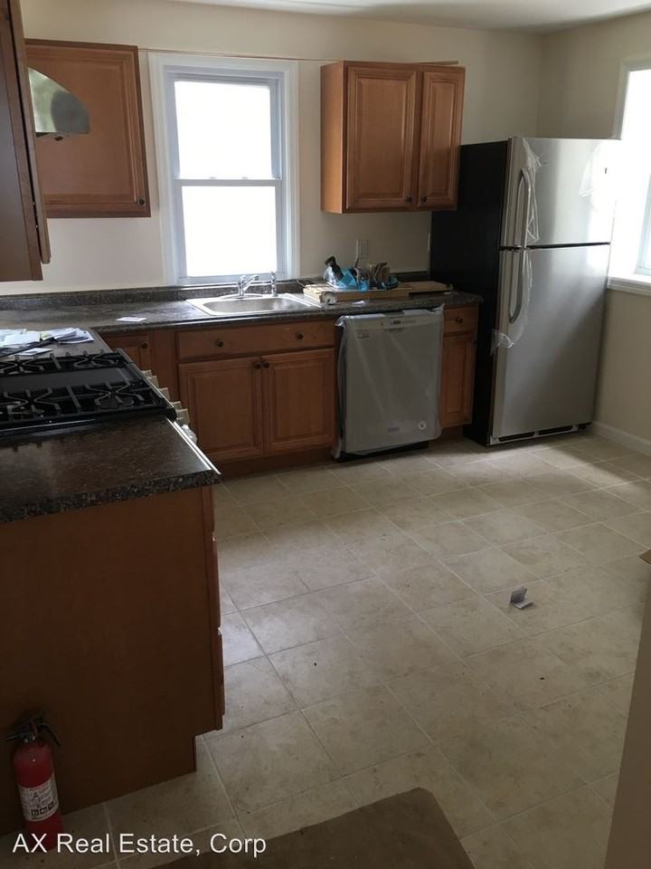 413 S Division St - Photo 3 of 13