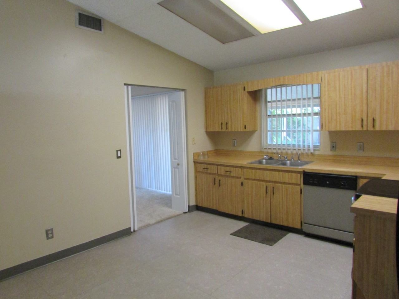 21552 Southwood Dr - Photo 3 of 17