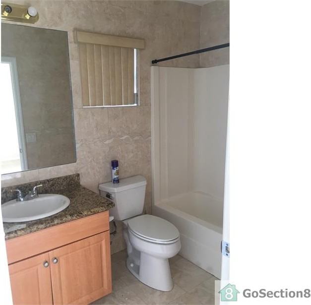 1049 Park Hill Dr - Photo 2 of 7